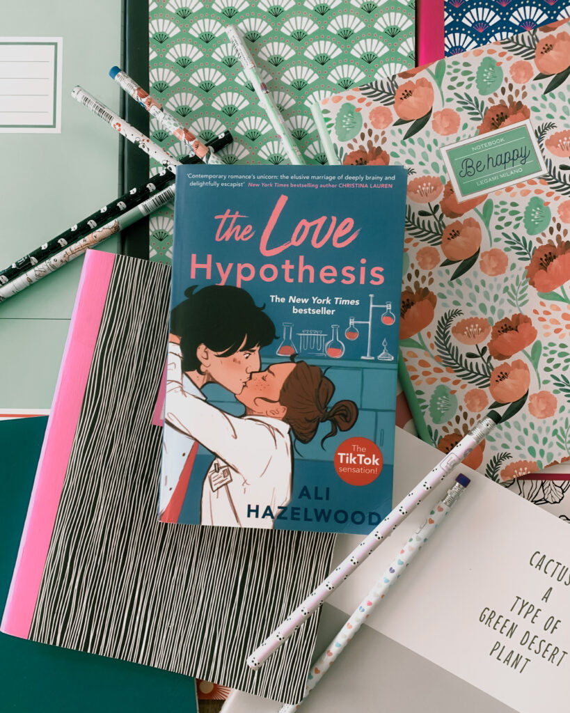 The Love Hypothesis, Ali Hazelwood, Sperling&Kupfer, Love on the brain, Romance, STEM, Università, ricerca, storia d'amore, TikTok, booktok