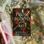 Sangue e cenere, J.L. Armentrout, fantasy, from blood and ash, recensione negativa, serie fantasy, poppy, Hawke, lux, covenant