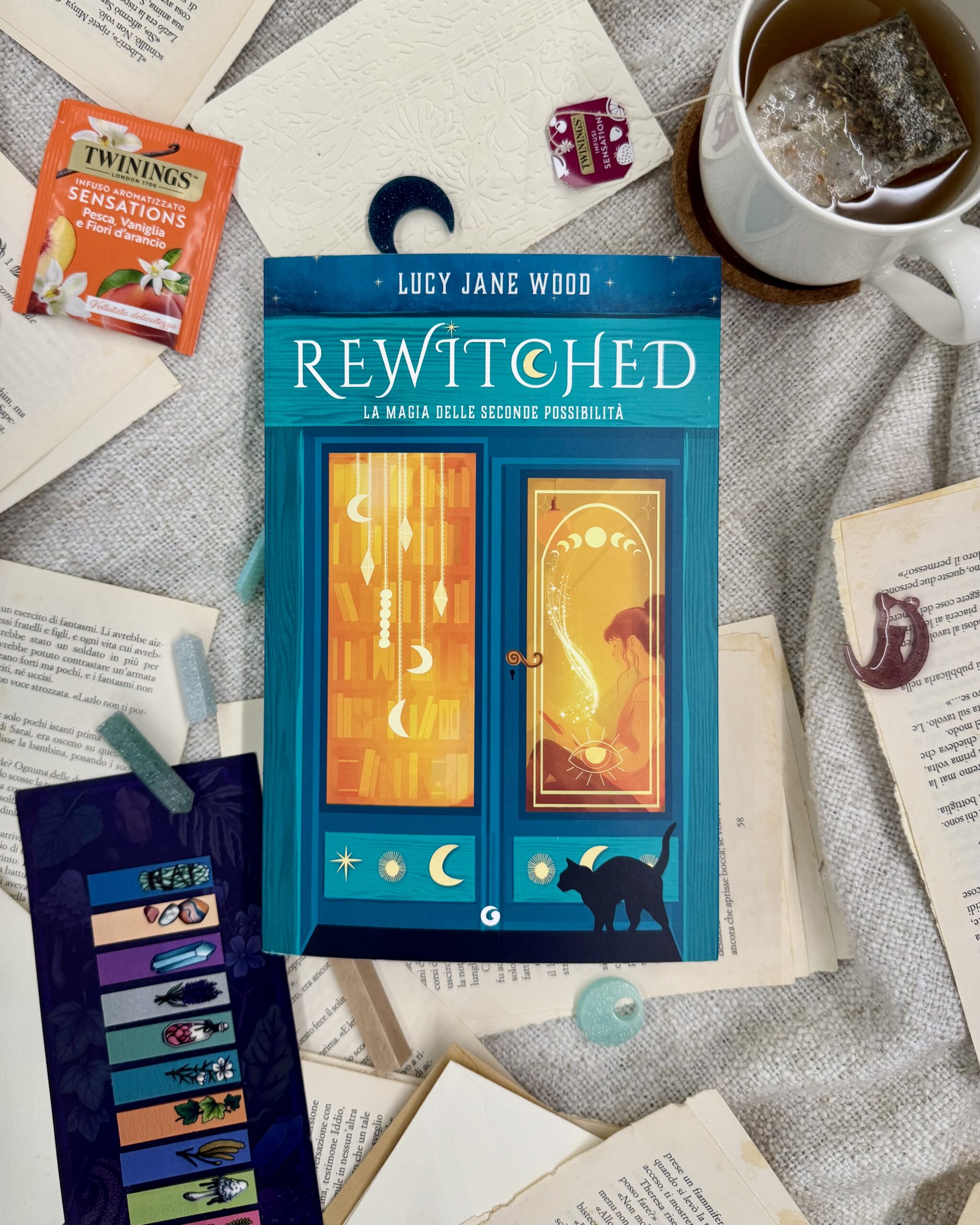 Rewitched, Lucy Jane Wood, La magia delle seconde possibilità, Giunti editore, cosy fantasy, cozy fantasy, slow burn, found family, famiglia, amore, streghe, magia, Sabrina vita da strega, romanzo